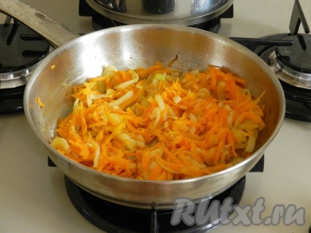 Обжарить лук и морковь на растительном масле до золотистого цвета. В процессе обжаривания посолить и поперчить. 