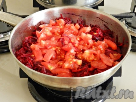 Добавить помидоры на сковороду в овощную заправку. 