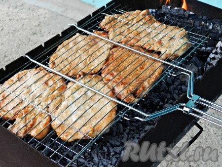Жарить шашлык на углях, периодически поворачивая, чтобы мясо не сгорело. Шашлык из свиной корейки без кости жарится гораздо быстрее обычного, примерно 5-7 минут с каждый стороны.
