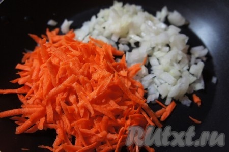 Картошку, не очищая от кожуры, залить водой и отварить до готовности (на это потребуется 20-25 минут с начала кипения воды). Морковку и лук очистить. Морковь натереть на крупной тёрке, лук мелко нарезать.