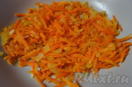 Обжарить морковку с луком на растительном масле, иногда помешивая, до золотистого цвета.
