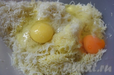 К натёртому картофелю добавить 2 яйца, соль, перемешать.

