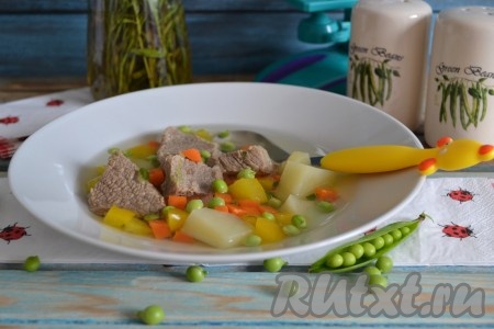 Летом в овощной суп с говядиной можно добавить молодой зеленый горошек, вкус только приумножится. А деткам будет интереснее его кушать, они станут вылавливать зеленые "шарики".
