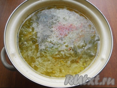 Добавить в картофельный суп с курицей специи, шафран, измельченный чеснок, лавровый лист и варить на медленном огне еще около 10 минут.
