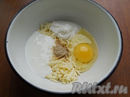 Брынзу натереть на средней или крупной терке, добавить яйцо, кефир, сметану и сушеный чеснок (можете использовать и 1-2 зубчика свежего чеснока).
