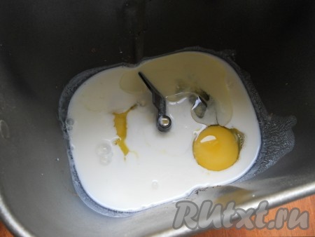 Вылить смесь в ведерко хлебопечки, добавить яйца, влить растительное масло.