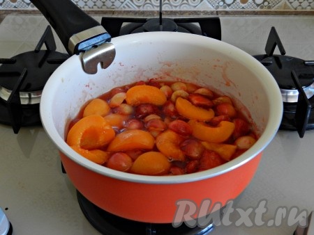 Варить ягодный соус 10 минут, не допуская сильного кипения, иногда перемешивая. Если будет образовываться пенка, ее нужно снять.
