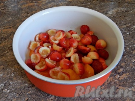 Из черешни и абрикоса удалить косточки. Нарезать ягоды крупными кусочками (просто пополам).
