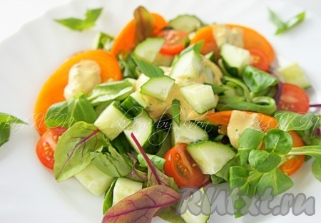 Заправить салат. Наш овощной салат с хурмой "Мужская сила" готов. Можно подавать к столу!