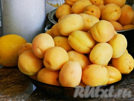 Ингредиенты для приготовления абрикосов в сиропе на зиму