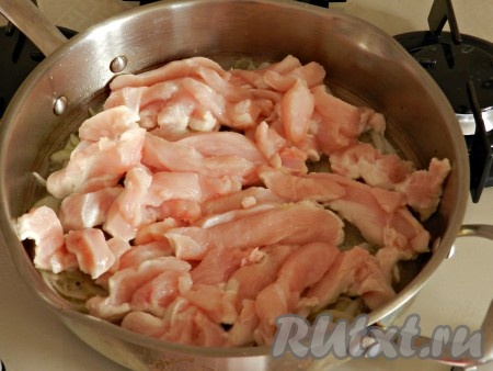 В сковороде на растительном масле обжарить лук, помешивая, до прозрачности, выложить куриное филе и обжарить все вместе.
