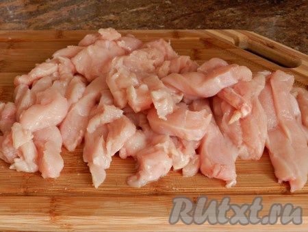 Нарезать куриное мясо небольшими полосками.
