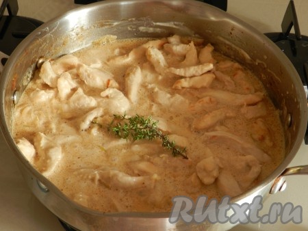 Тушить куриное филе в сметане под крышкой на медленном огне 30 минут до готовности. Мясо должно стать мягким.
