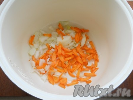 Влить в чашу мультиварки растительное масло, выставить программу "Жарка" на 20 минут. Очищенные лук и морковь нарезать кусочками, выложить в чашу и начать обжаривать, иногда помешивая.
