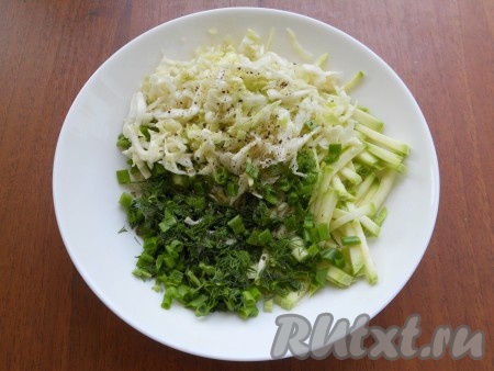 Соединить кабачки с капустой и зеленью, влить растительное масло, добавить сахар, поперчить и тщательно перемешать салат.
