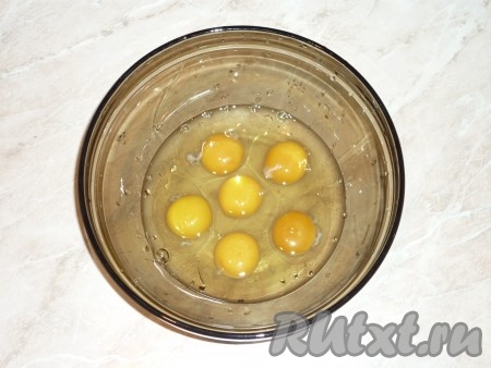 Яйца разбить в миску.
