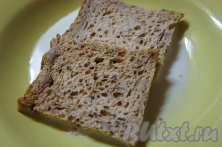 У хлеба отрезать "корочки", замочить хлеб на 5 минут в молоке.
