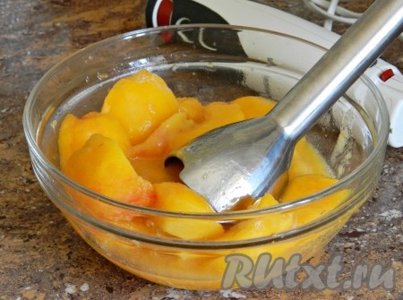 Затем пюрировать персики при помощи блендера. Добавить 50 грамм сахарной пудры. Сахарную пудру можно добавлять по вкусу, вы можете сделать десерт более или менее сладким.
