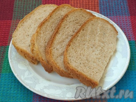 Нарезать белый хлеб на кусочки нужного вам размера.
