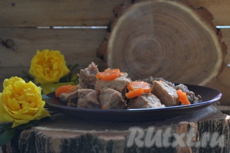 Мясо свинины, тушеное по этому рецепту, получается мягким, вкусным, сочным и очень ароматным. Его можно подавать с любым гарниром.

