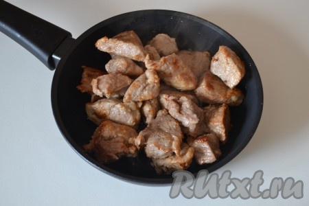 На горячую сковороду вливаем масло и выкладываем мясо. Периодически помешивая, жарим свинину на сильном огне до красивого, румяного цвета.

