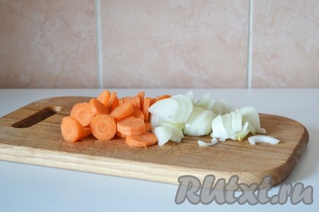 Полукольцами нарезаем лук и кольцами - морковь.
