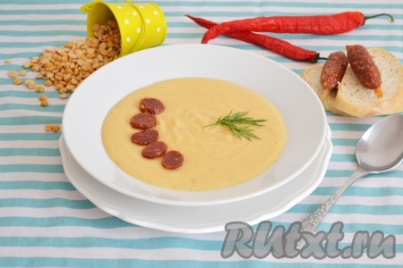 Гороховый суп с копченой колбасой, приготовленный по этому рецепту, получается кремообразным, очень вкусным и сытным.
