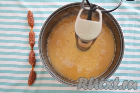 Далее добавляем в суп соль, душистый перец, пюрируем погружным блендером до однородной массы.
