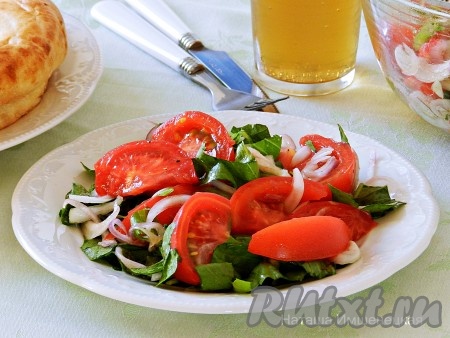 Сочный, яркий, вкусный салат из помидоров с красным луком готов.
