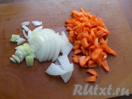 Очистив морковь и лук, нарезать их произвольно.