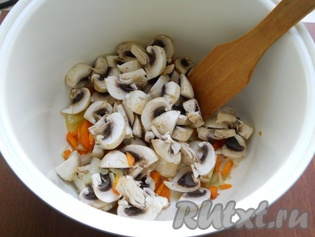 К луку и моркови в чашу мультиварки выложить грибы и, перемешав, обжаривать оставшиеся 5 минут.
