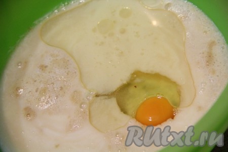 В глубокой миске соединить кефир, яйцо, подошедшие дрожжи, растительное масло и сахар.