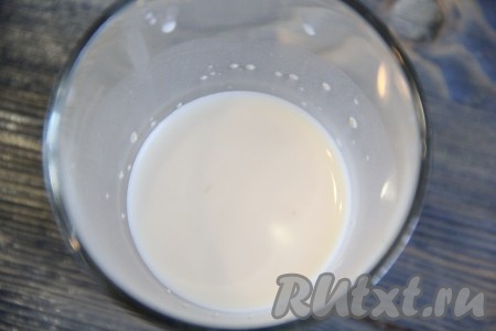 В тёплое молоко всыпать дрожжи, хорошо перемешать и оставить минут на 15, чтобы дрожжи ожили.
