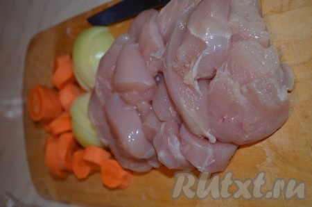 Куриное филе, морковь и луковицу прокрутить через мясорубку.