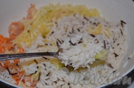 Перемешать кабачок и фарш, добавить предварительно отваренный рис.