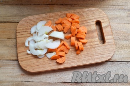 Очищенные лук и морковь нарезаем полукольцами.
