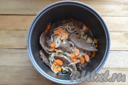 Лук и морковку добавляем к свиной печени в чашу мультиварки и обжариваем еще 2-4 минуты, иногда помешивая.
