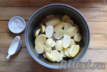Выкладываем картофель к свиной печени в чашу мультиварки, добавляем соль, острый перец, вливаем сливки, закрываем крышкой. Включаем функцию "Тушение" на 45 минут.
