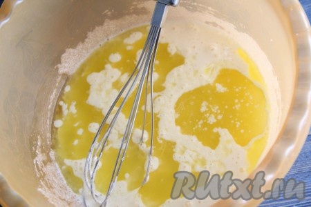 Влить растительное масло и растопленное сливочное масло в яичную смесь.
