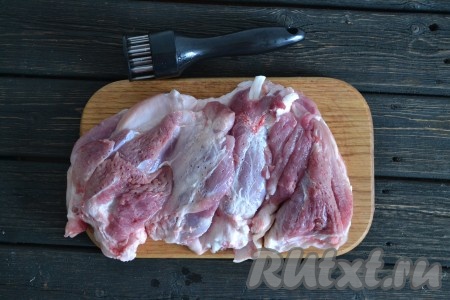Срезанное мясо раскладываем в пласт. В самых толстых местах необходимо немного отбить мясо, для этого можно воспользоваться тендерайзером или обычным молоточком.
