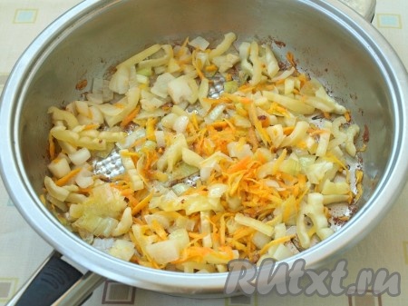 Подготовить овощи: натереть морковь; лук, помидор и кабачок нарезать кубиками, перец - соломкой. Фрикадельки убрать со сковороды в тарелку на время, а вместо них в сковороду добавить лук с морковью и немного обжарить, иногда помешивая.