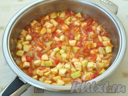 Когда овощи немного станут мягкими, добавить кабачок и томатную пасту, посолить, поперчить и готовить 5 минут, иногда помешивая.
