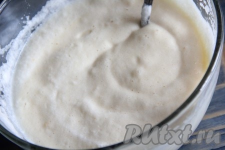 Аккуратно перемешать йогуртовую начинку для пирога силиконовой лопаточкой.

