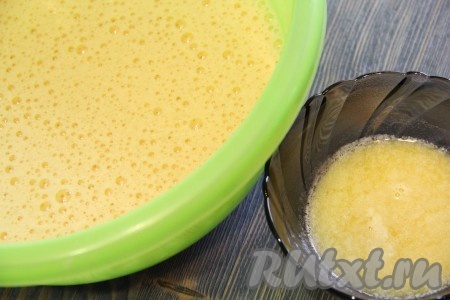 В яичную смесь добавить мёд и ванильный сахар, хорошо взбить до однородности.
