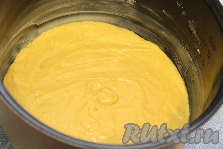 Выложить тесто в чашу мультиварки, смазанную сливочным маслом.