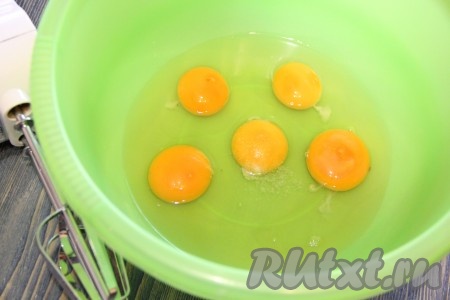 Яйца вбить в удобную посуду для взбивания, добавить соль.