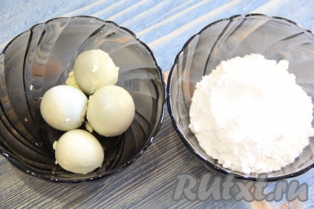Соединить вареные яичные желтки с сахарной пудрой.