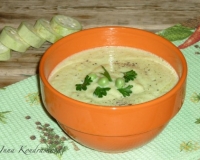 Суп-пюре из кабачков со сливки на курином бульоне