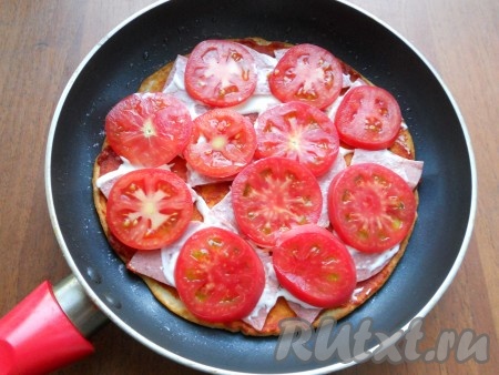 Смазать колбасу домашним майонезом и далее выложить кружочки помидоров. Чуточку помидоры посолить и поперчить.