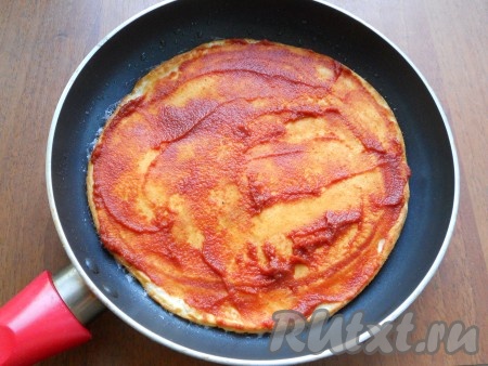 Далее снять сковороду с огня, корж перевернуть, смазать томатной пастой.

